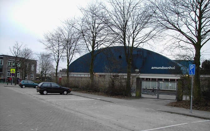 Sloop blauwe sporthal in volle gang