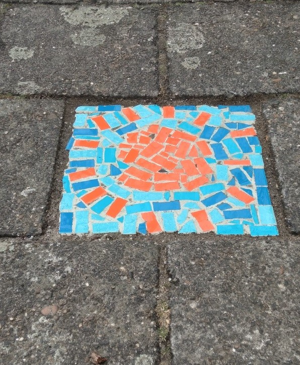 mozaïek op een stoeptegel